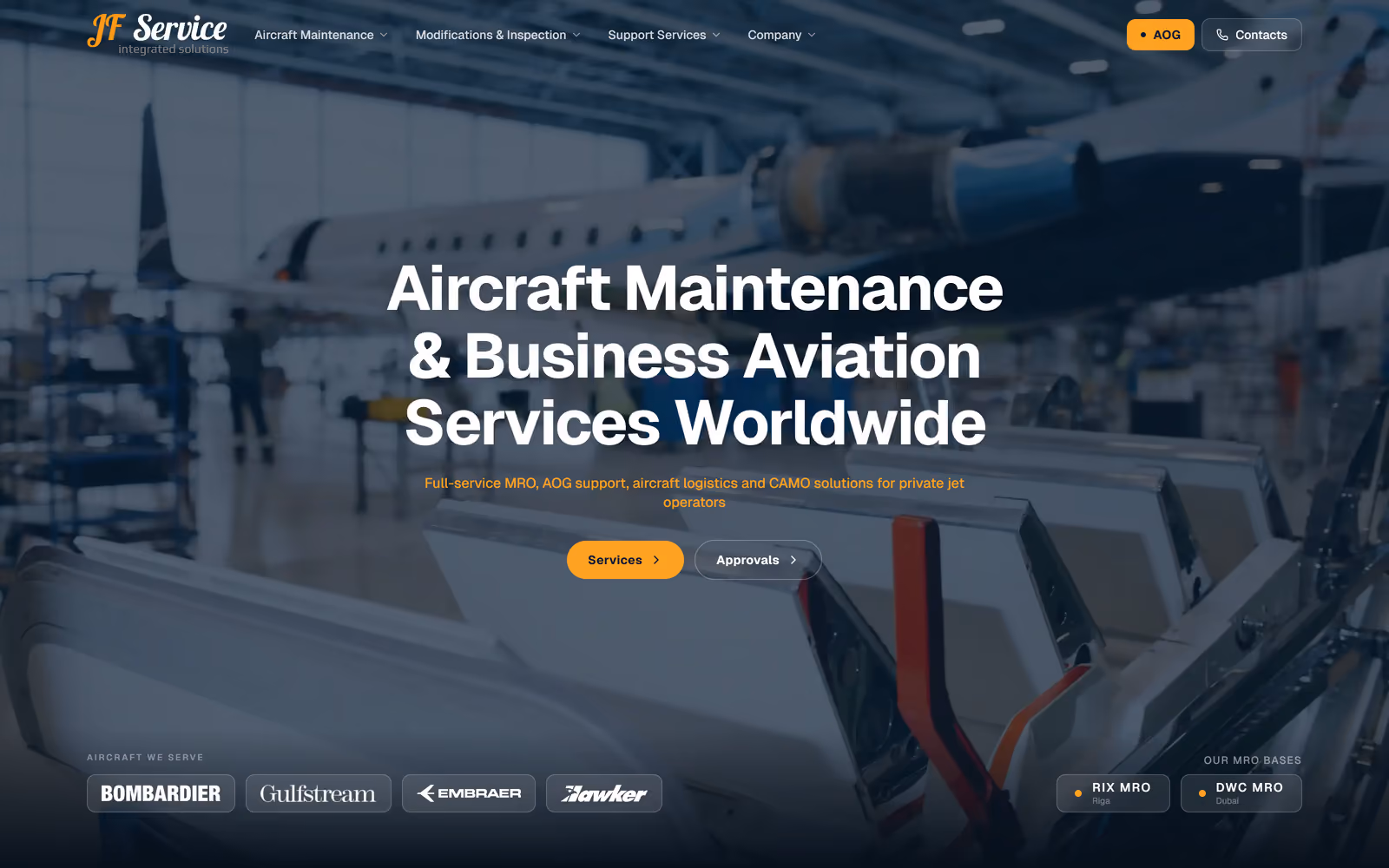 Jet Flight Service sākumlapa ar angāra hero uz datora